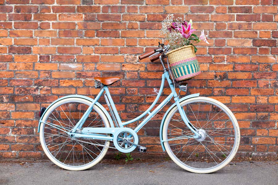 türkises fahrrad mit korb APANA: Handgefertigter länglicher Fahrradkorb mit rosa und türkisen St – The Basket Room